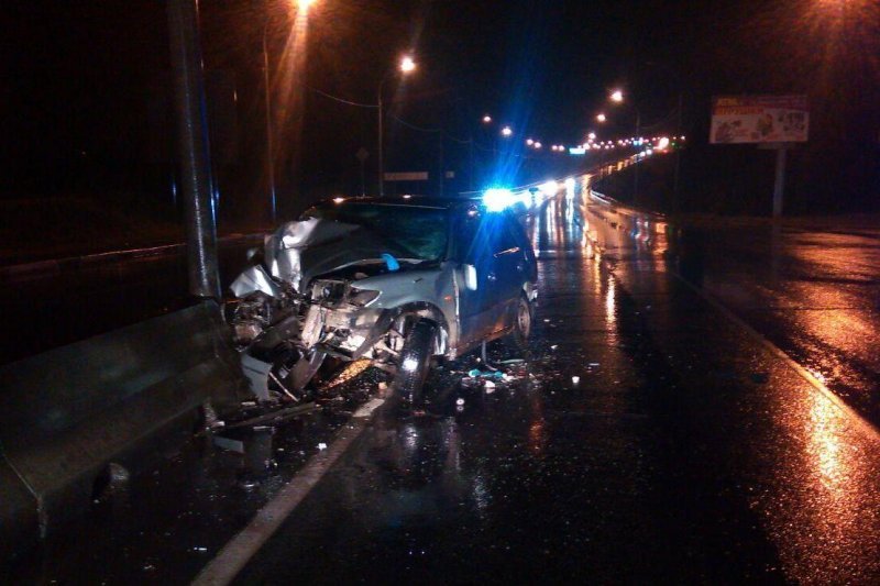 Иномарка разбилась о фонарный столб на Бердском шоссе